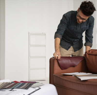 Persona mirando telas para tapizar muebles de sala