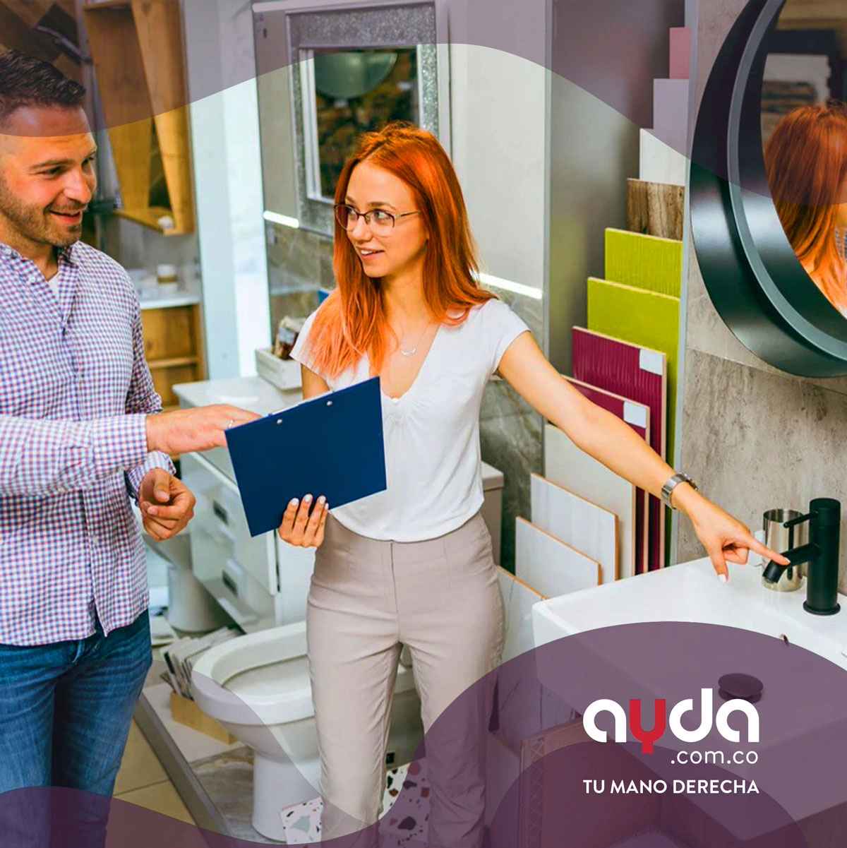 Hombre revisando cómo hacer la decoración de su baño con opciones mostradas por una asesora