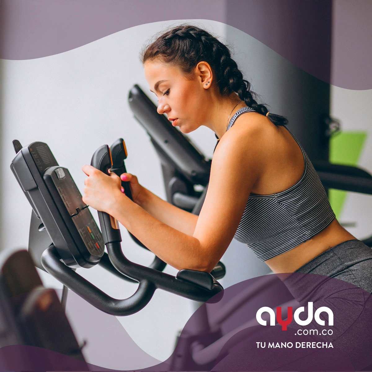 Mujer con trenzas realizando ejercicio cardiovascular en una máquina elíptica en casa, complementando su entrenamiento con una máquina para hacer abdominales