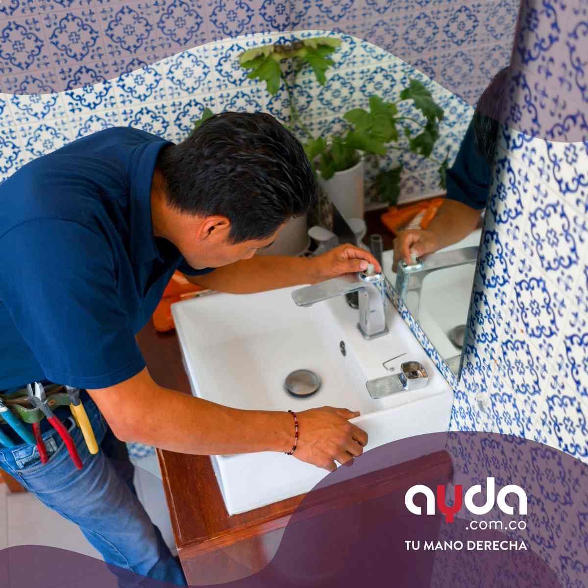 Trabajador revisando la instalación de un lavamanos moderno como representación de la remodelación de baños pequeños, garantizando funcionalidad y un acabado profesional