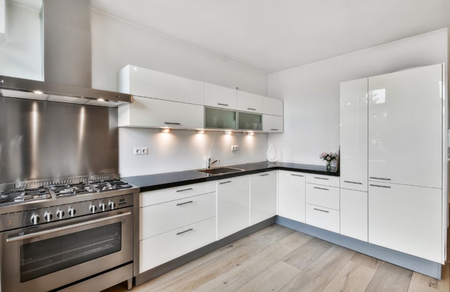 Acabados de cocina modernos con diseño funcional con AYDA
