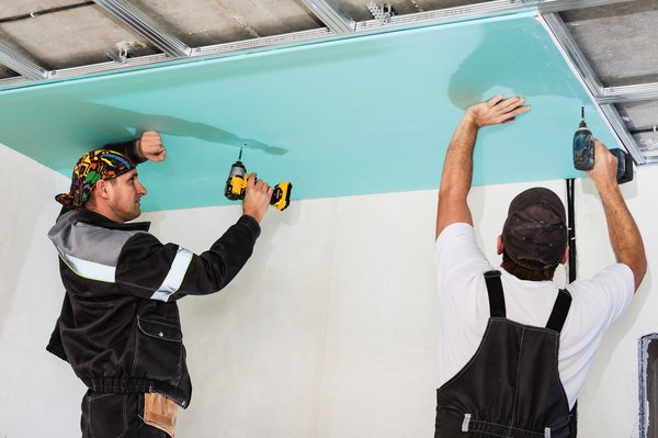 Instalación de placa de drywall realizado por dos técnicos -AYDA