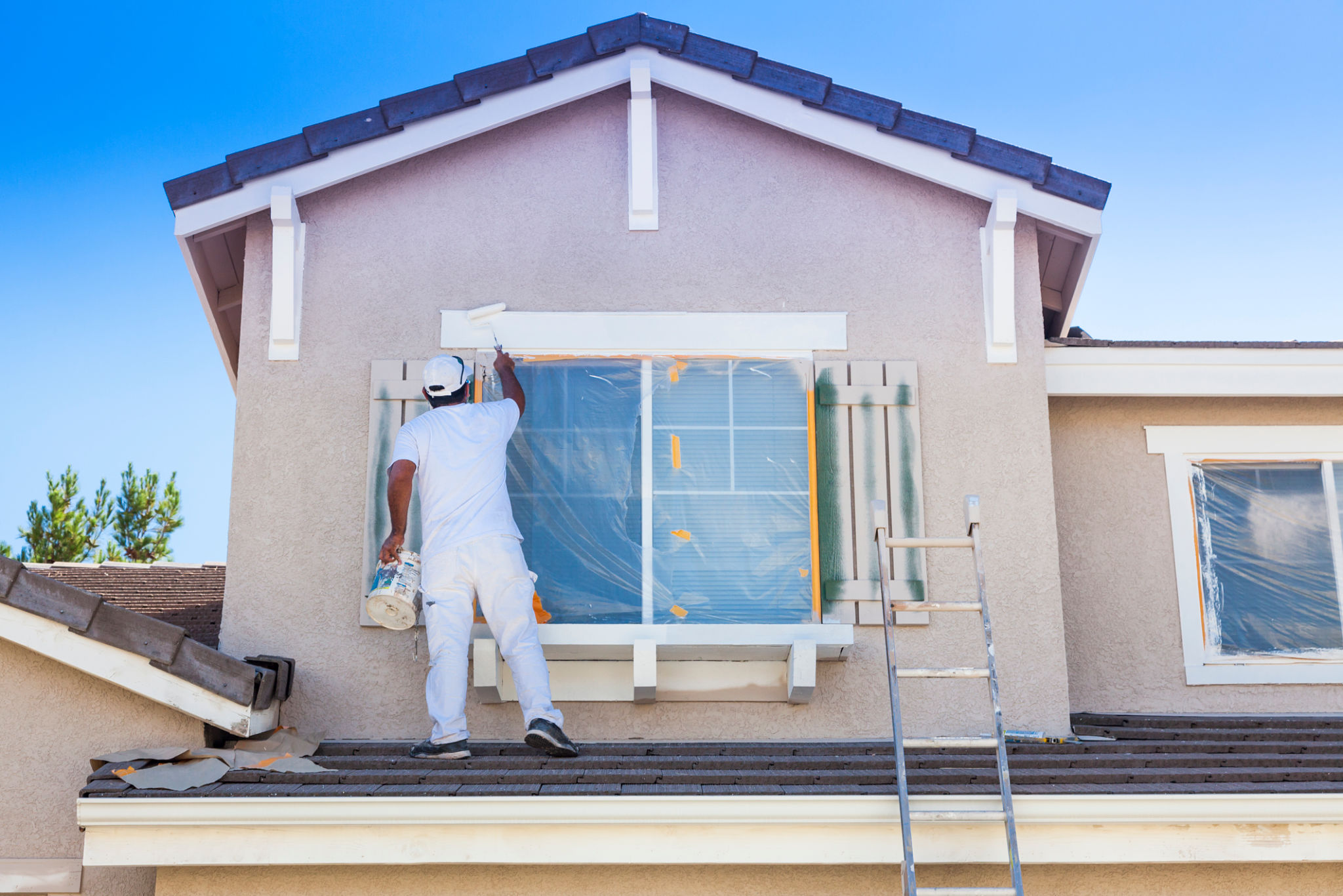 Profesional realizando servicio pintura de casas