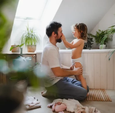Padre e hijo sonriendo con tina blanca