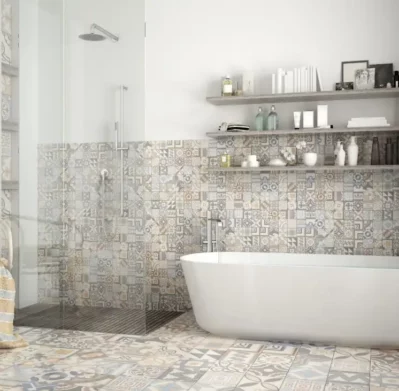 Baño con cerámica decorativa y tina blanca