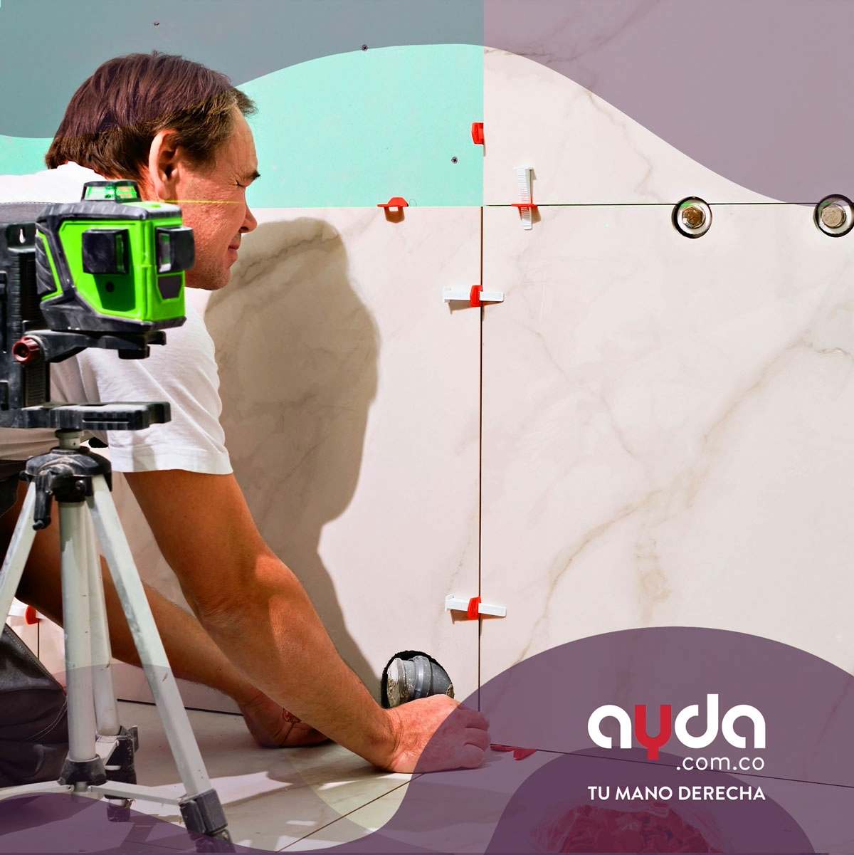 Profesional midiendo azulejos grandes antes de su colocación durante una remodelación, una de las ideas para baños que aportan durabilidad y estilo