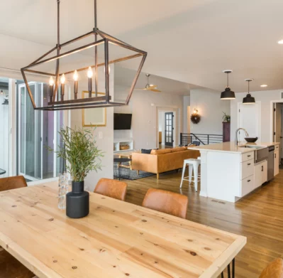 Diseño de iluminación de techo cálida para sala moderna