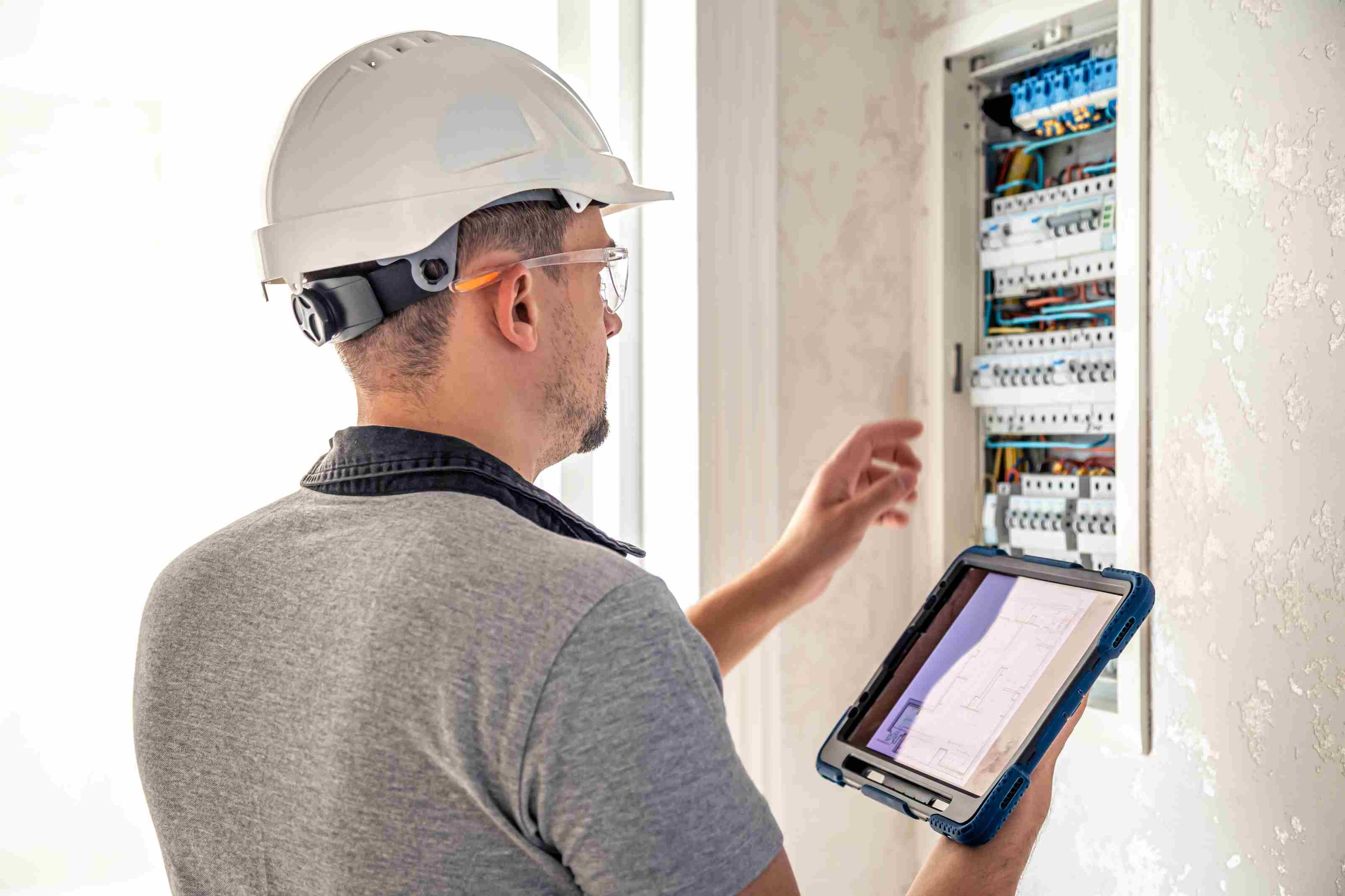 Tecnico realizando mantenimiento electrico -AYDA 