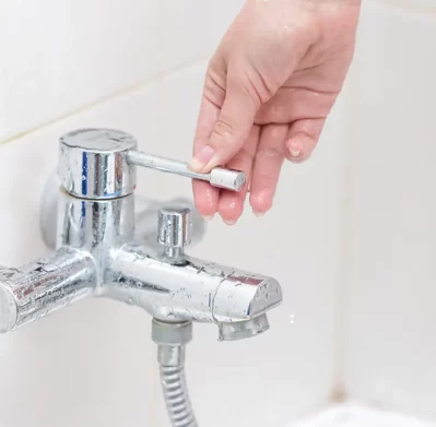 Llave de ducha y grifería mural por AYDA