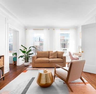 Diseño de sala elegante con paredes blancas y piso laminado