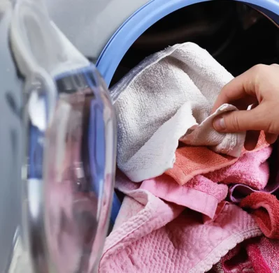 Prendas en una secadora de ropa