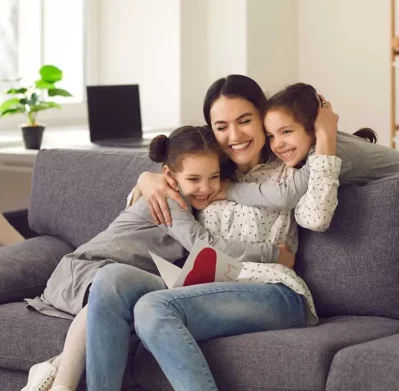 Sala de estar color gris familiar