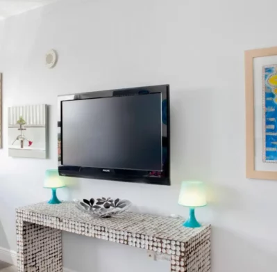 Televisor con soporte de muro color blanco