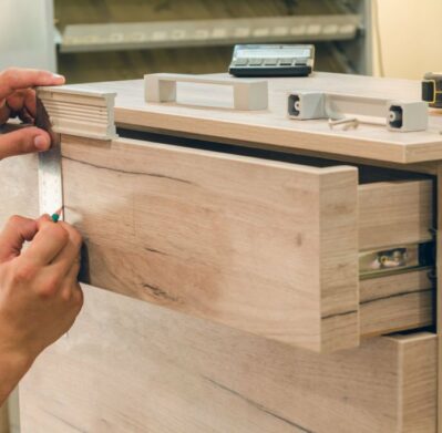 Profesional armando muebles de hogar