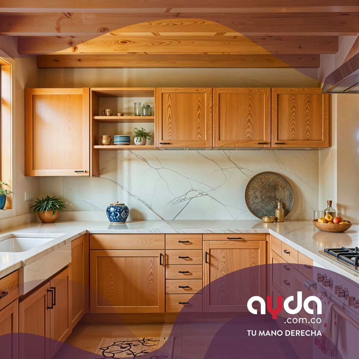 Remodelación de cocina pequeña con gabinetes de madera clara, mesón de mármol blanco, salpicadero veteado y vigas de madera expuestas en el techo.