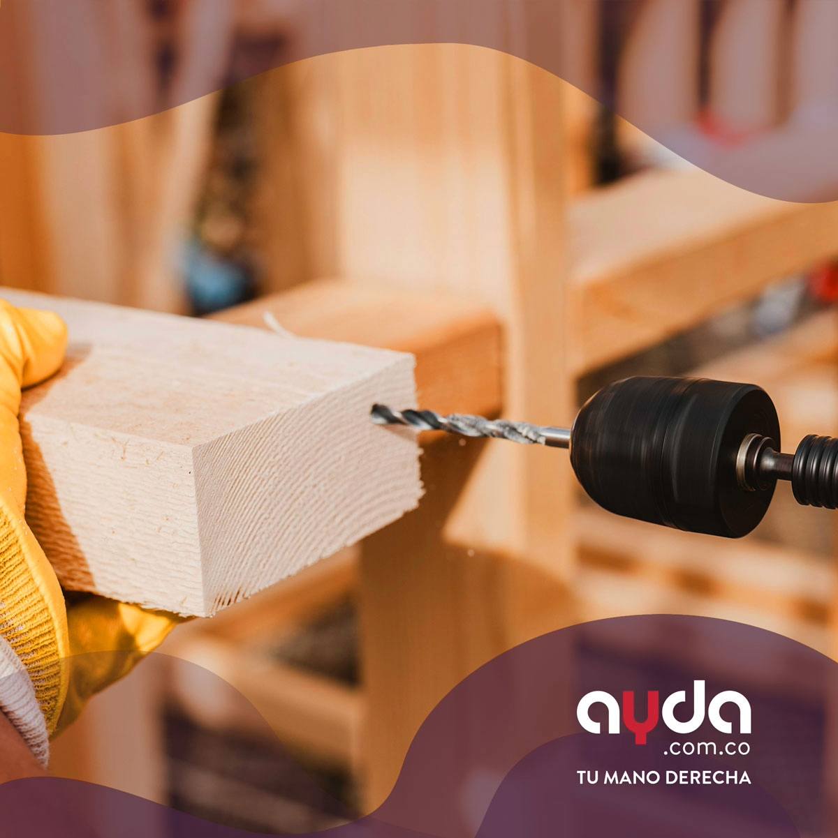 Primer plano de una mano con guante amarillo sujetando una pieza de madera mientras un profesional utiliza un taladro, representando un servicio de armado de muebles de alta calidad
