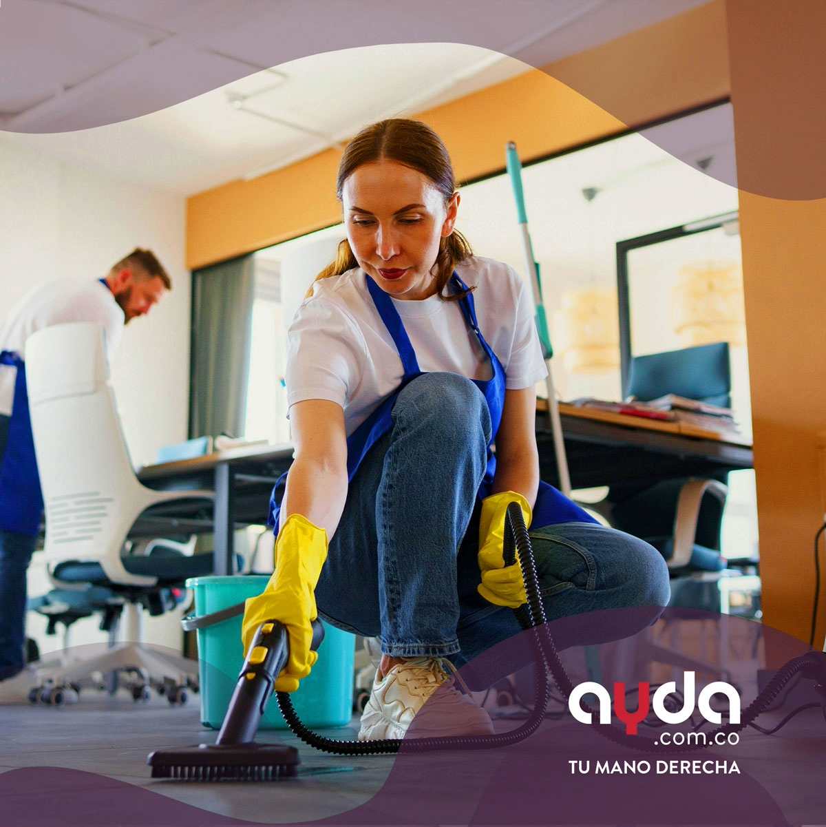 Equipo de trabajo pintando y preparando un espacio con grandes ventanales durante la fase inicial del proyecto de diseño de oficinas modernas