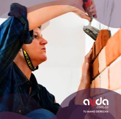 Personal de AYDA con servicio de remodelación de vivienda