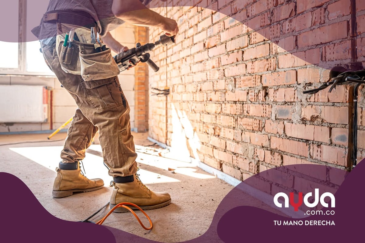 Un profesional haciendo una remodelación estructural en una vivienda