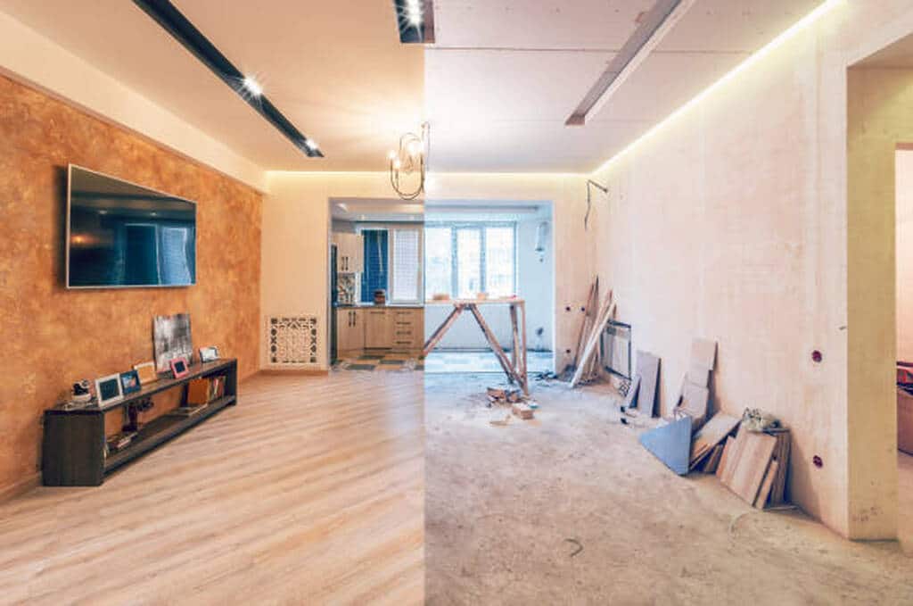 Comparación antes y después al remodelar apartamento pequeño, mostrando el cambio entre un espacio en obra y una sala terminada 