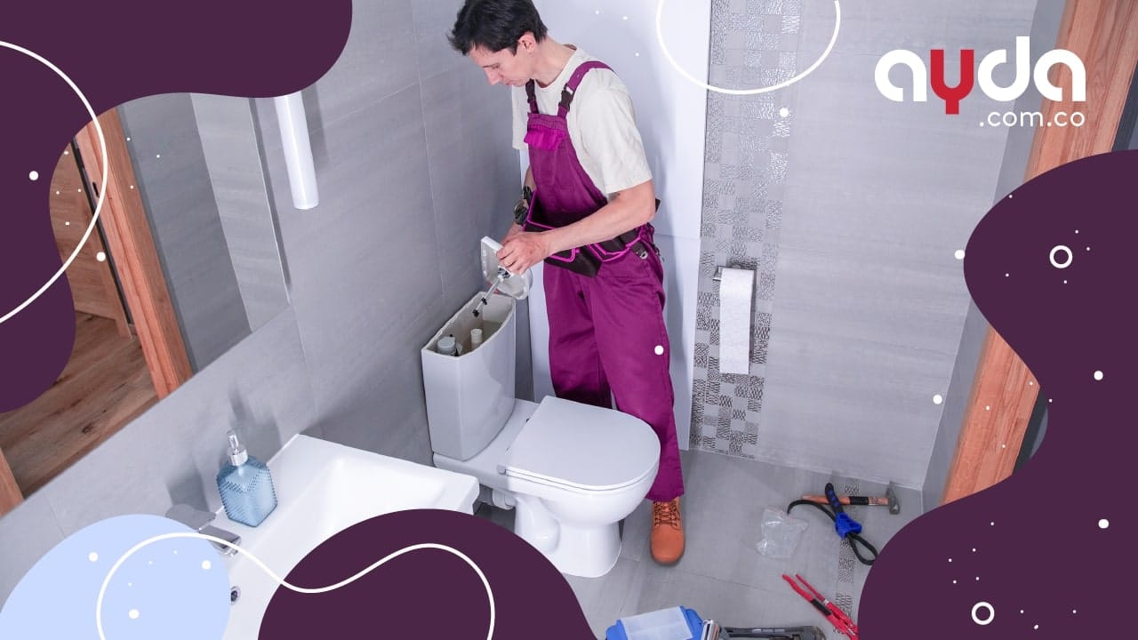 Hombre realizando modificando el sanitario en medio de una remodelación de baño