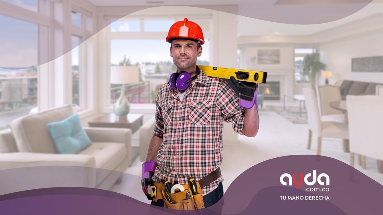 Todero sosteniendo sus herramientas de trabajo