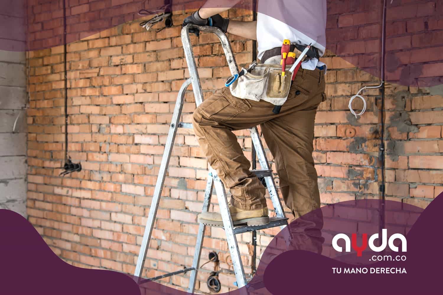 Un profesional haciendo una remodelación en una pared de ladrillo
