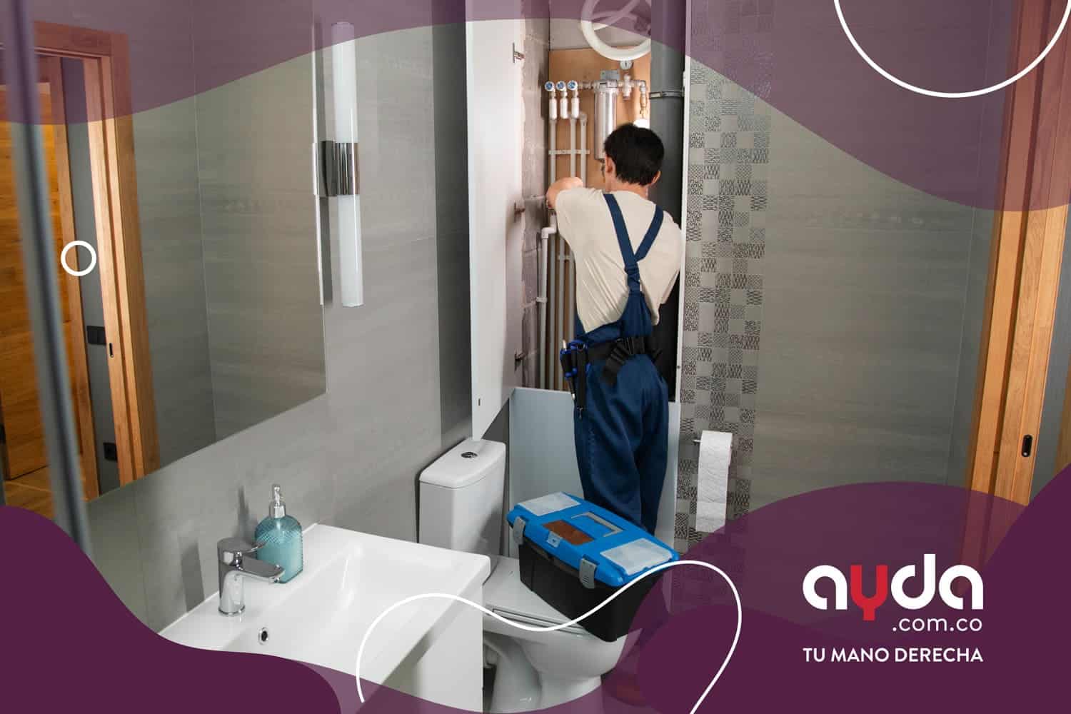 Un hombre trabajando en la remodelación de un baño