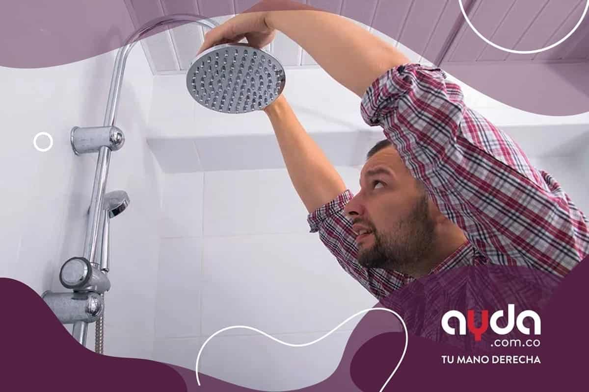 Medición precisa de duchas para baño Técnico midiendo la altura de una ducha cuadrada negra en un baño blanco