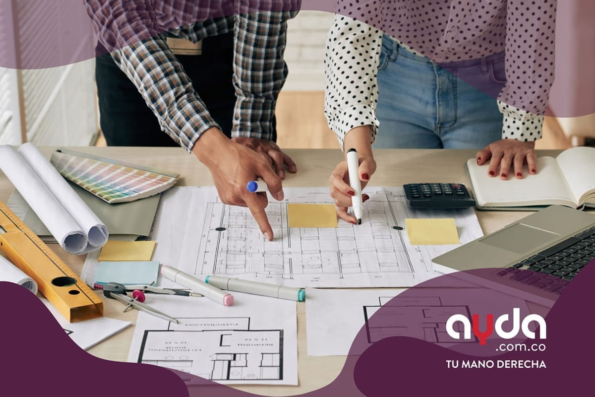 Diseño de planos para instalación eléctrica Personas revisando planos eléctricos durante el diseño de una instalación eléctrica residencial