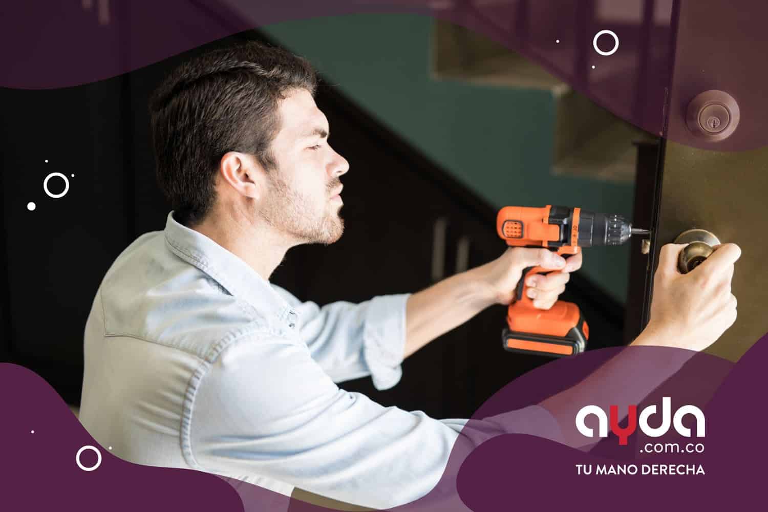 Persona utilizando taladro eléctrico para colocar chapa de puerta en puerta metálica