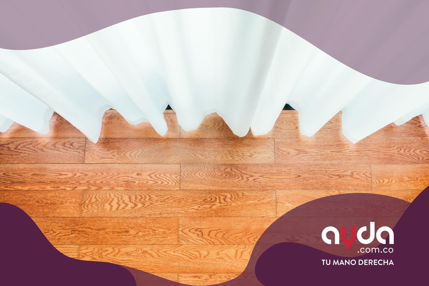 Un profesional aplicando un piso laminado