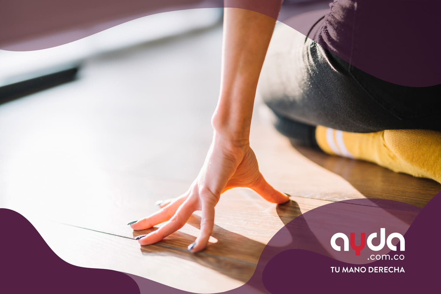 Una persona apoyando su mano en un piso flotante laminado