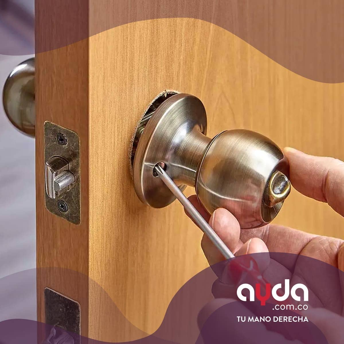 Persona instalando una chapa de puerta con destornillador en una puerta de madera.