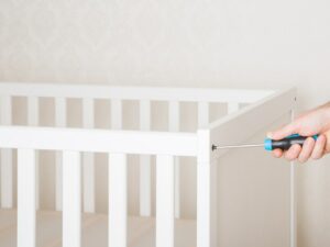 Profesional en Bogotá llevando a cabo un armado de cuna para bebés