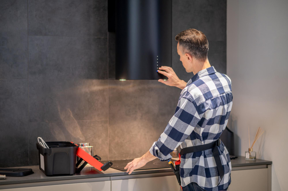 Técnico realizando la instalación y configuración de una cocina integral moderna