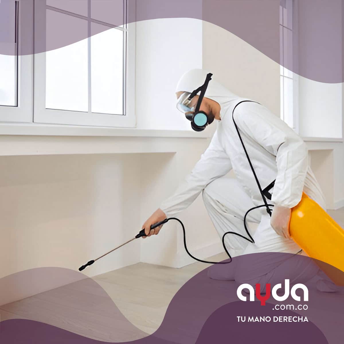 Un hombre agachado, vestido con traje de protección completo, aplica fumigación en el suelo de una habitación para eliminar las cucarachas de forma efectiva
