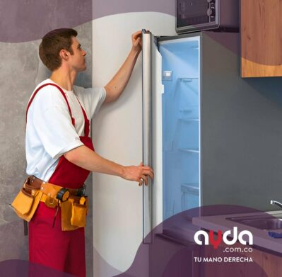 Representación del trabajo de un técnico profesional en casa cuando la nevera prende, pero no enfría