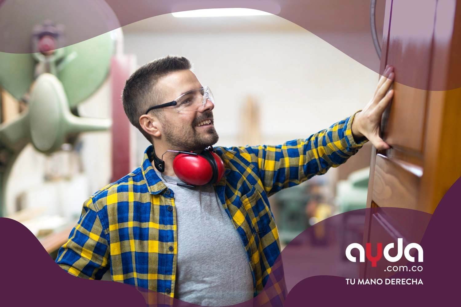 Arreglo de puerta de madera por hombre en casa