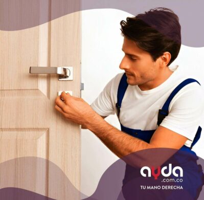 Hombre mostrando cómo arreglar puerta de madera en el hogar