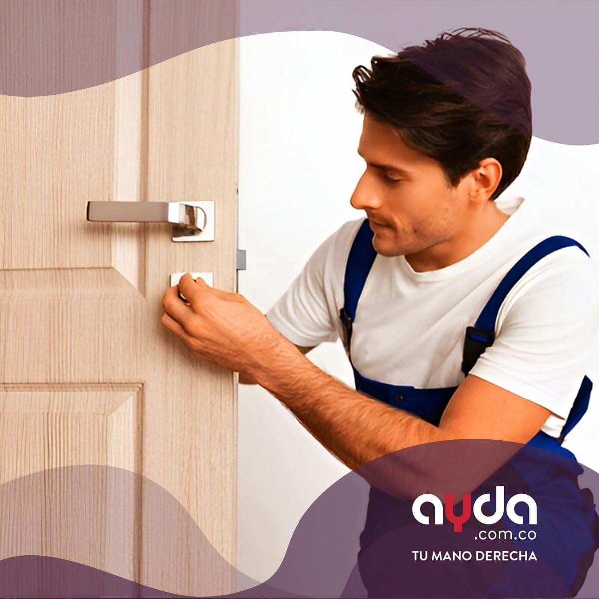 Hombre mostrando cómo arreglar puerta de madera en el hogar