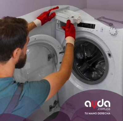 Un hombre profesional realizando un trabajo de mantenimiento de lavadora, ajustando piezas esenciales 