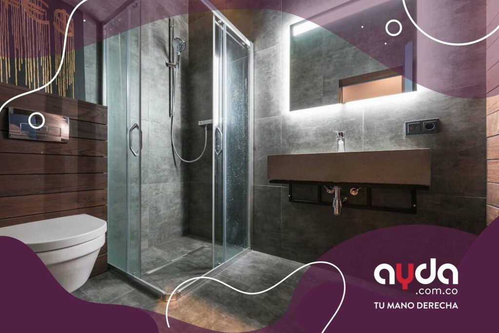 Ejemplo de remodelación de baño pequeño con diseño moderno, optimizando el espacio con ducha de cristal e inodoro suspendido 