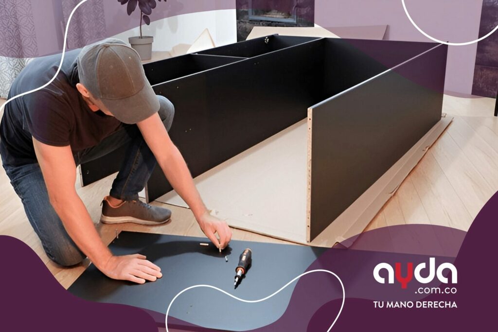 ajuste-de-pieza-interna-armado-de-closet Profesional en medio del armado de clóset, listo para fijar una pieza en el interior del mueble