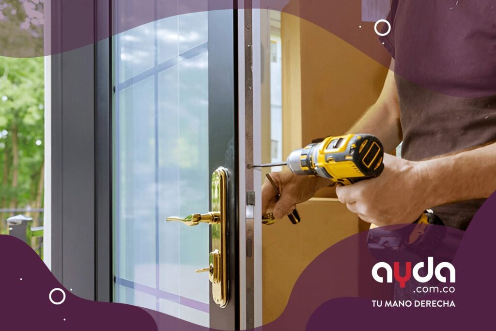 arreglo-de-cerradura-de-la-puerta-taladro Cerrajero realizando el arreglo de cerradura de la puerta dorada con un taladro inalámbrico en casa