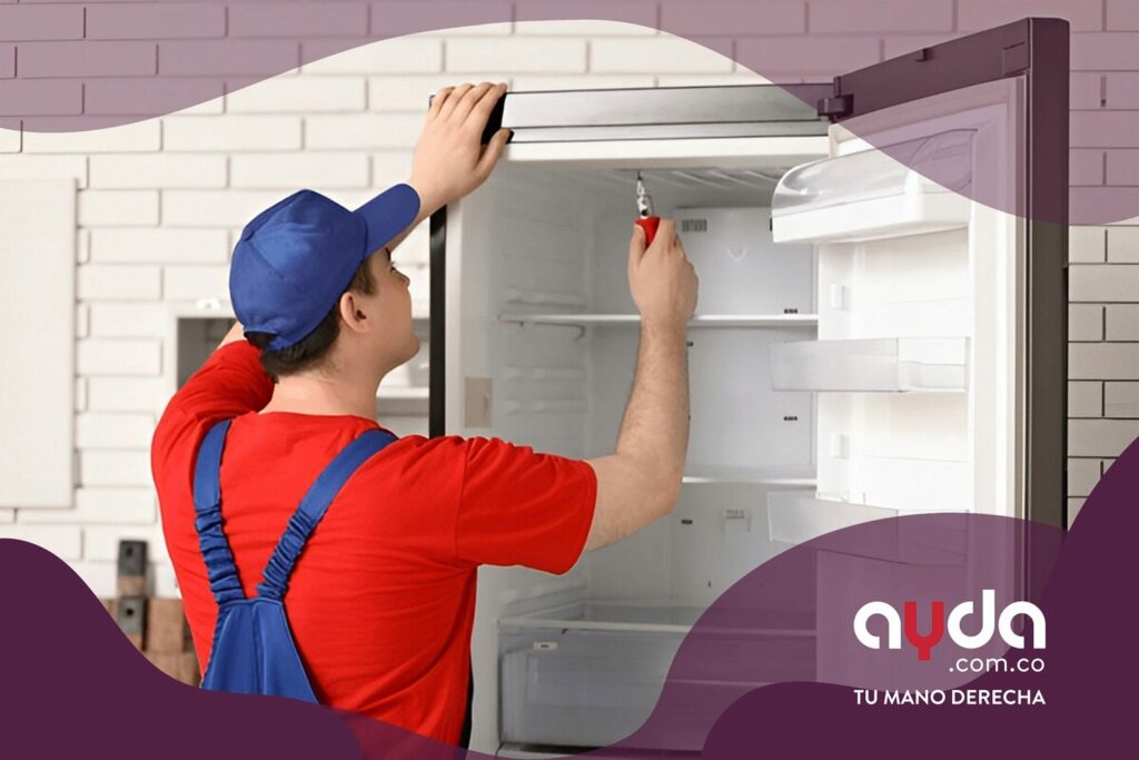 Técnico haciendo mantenimiento en una nevera que prende, pero no enfría
