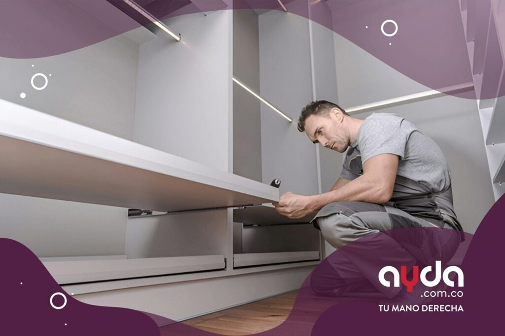 armado-de-closet-por-tecnico-ajustando-repisa Técnico mostrando armado de clóset ajustando repisa