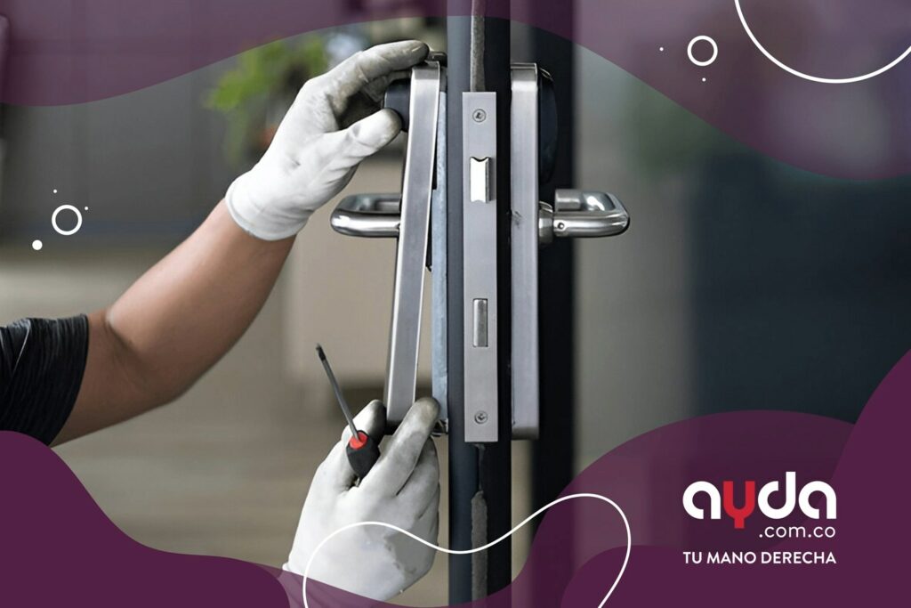 arreglo-de-cerradura-de-la-puerta-metal Técnico con guantes blancos usando un destornillador en el arreglo de cerradura de la puerta de metal