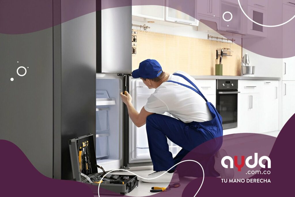 Hombre profesional arreglando una nevera en casa que prende, pero no enfría