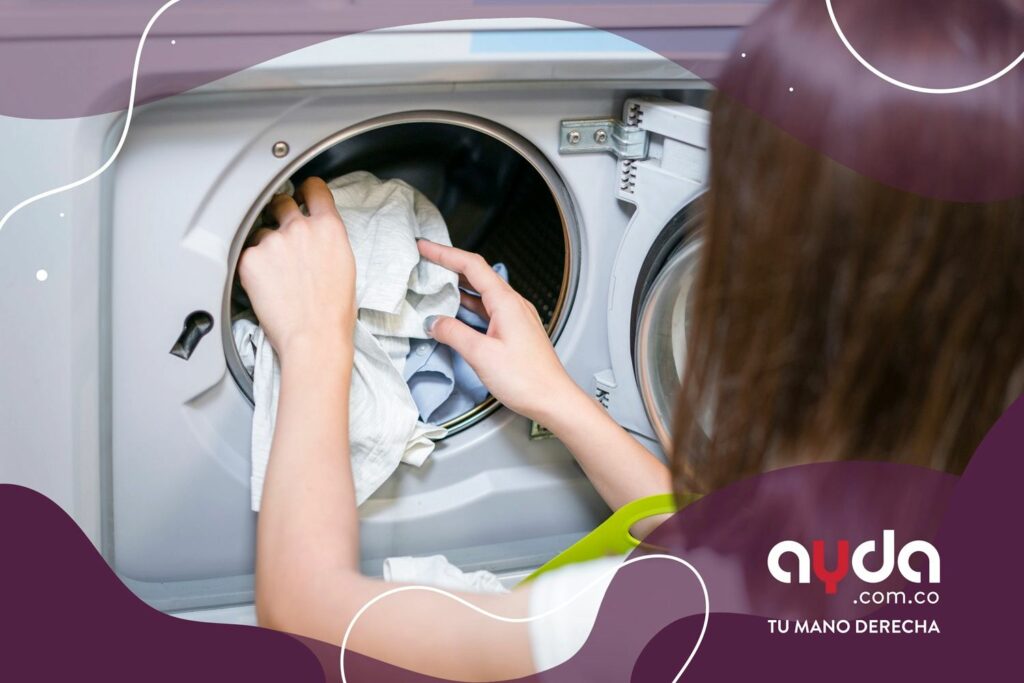 Vista de una mujer con el cabello largo y castaño, mostrando la importancia de las buenas prácticas de mantenimiento de lavadora en el hogar